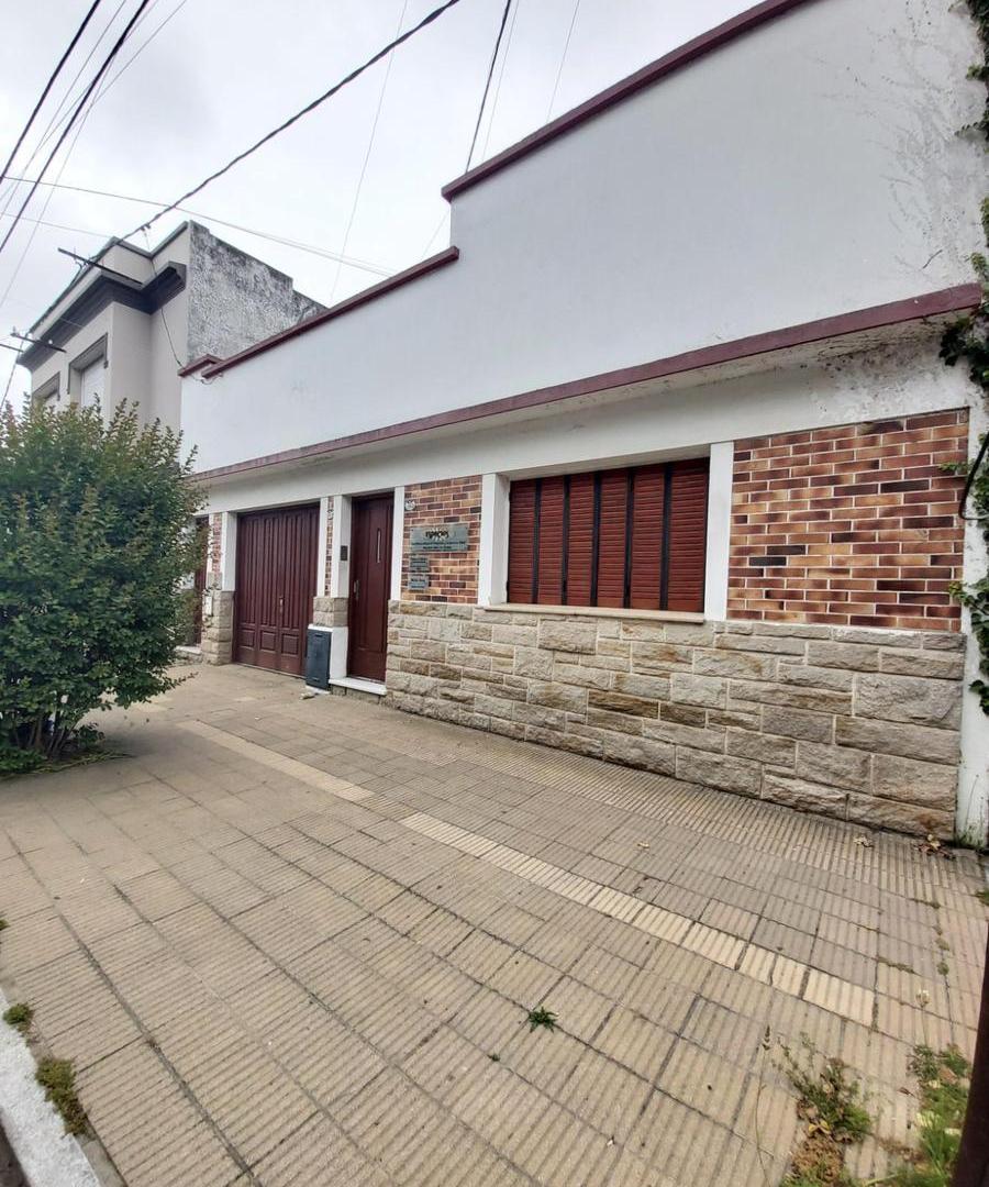 Casas en venta - 5 dormitorios 4 baños - Cocheras - Necochea