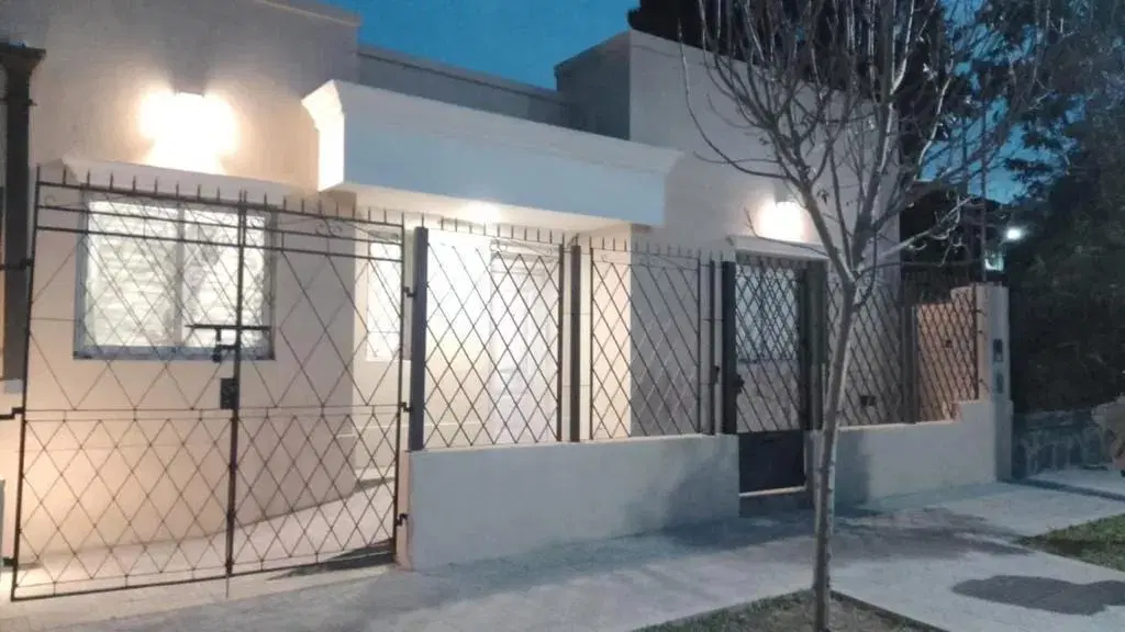 Casa en venta - 5 Dormitorios 2 Baños - 100Mts2 - Quilmes 3