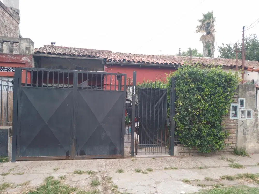 Casa en venta - 3 Dormitorios 1 Baño - Cochera - 185Mts2 - Villa La Rana, General San Martín 2