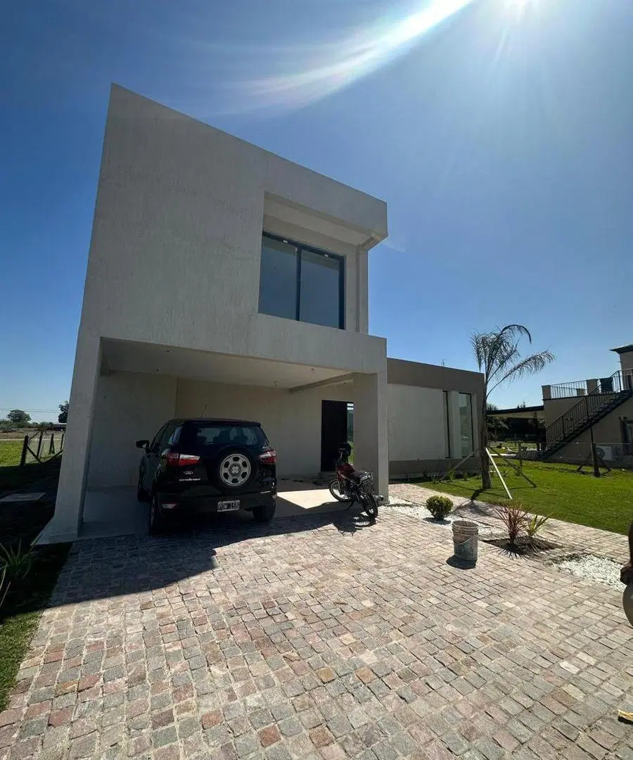 Casa en venta - 3 Dormitorios 2 Baños - Canning 1