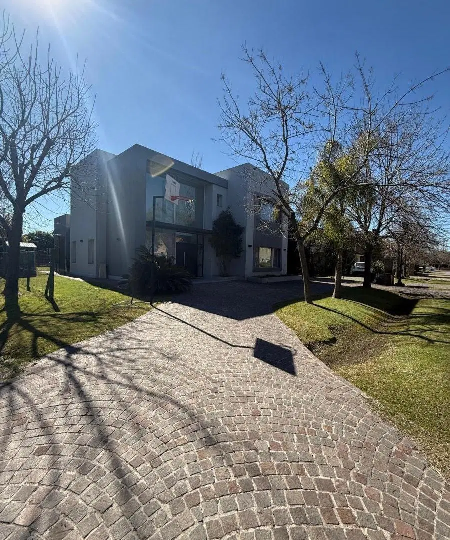 Casa en venta - 3 Dormitorios 3 Baños - Pilar 4