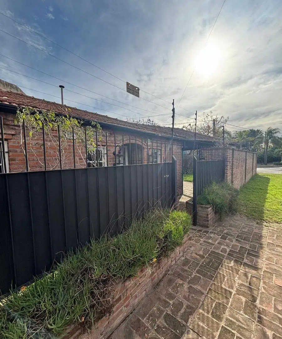 Casa en venta - 3 Dormitorios 2 Baños - San Isidro 2