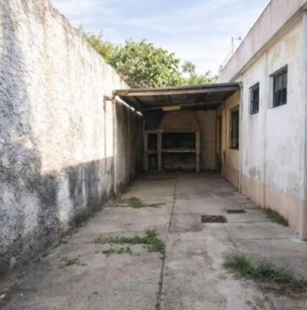 Casa en venta - 2 Dormitorios 1 Baño - Berazategui 5