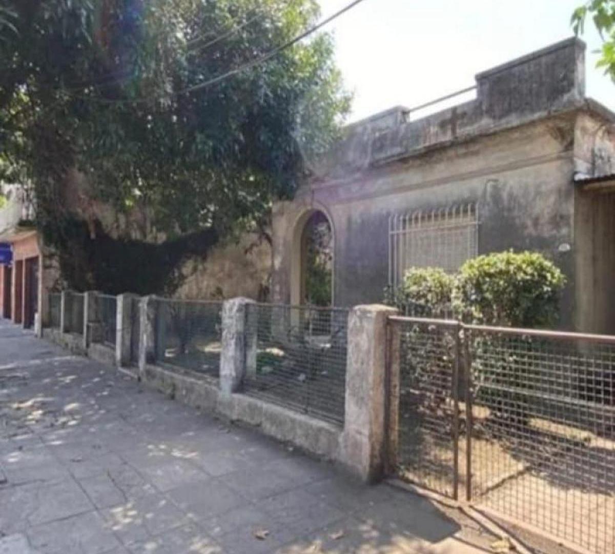 Casa en venta - 3 Dormitorios 2 Baños - Cochera - 611Mts2 - Merlo