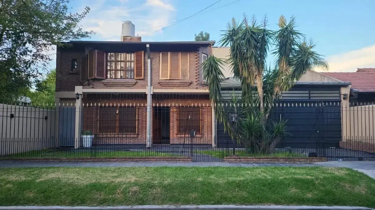 Casa en venta - 4 Dormitorios 3 Baños - Cocheras - 538Mts2 - Villa Udaondo, Ituzaingó 1