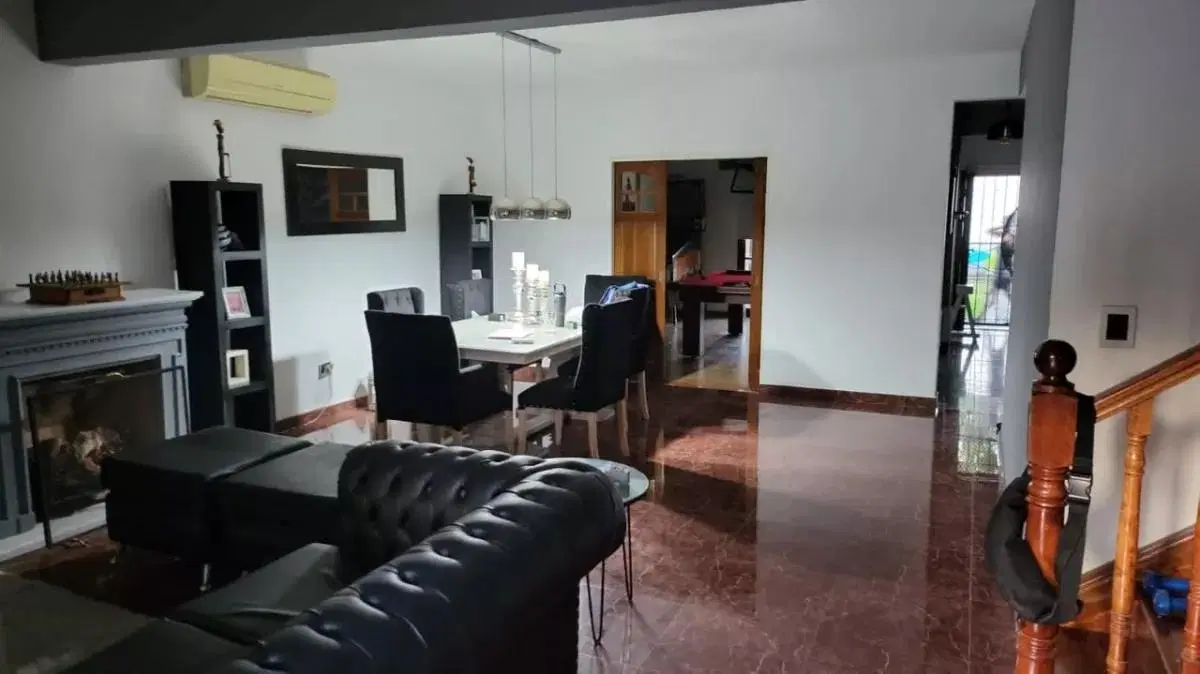 Casa en venta - 4 Dormitorios 3 Baños - Cocheras - 538Mts2 - Villa Udaondo, Ituzaingó 4
