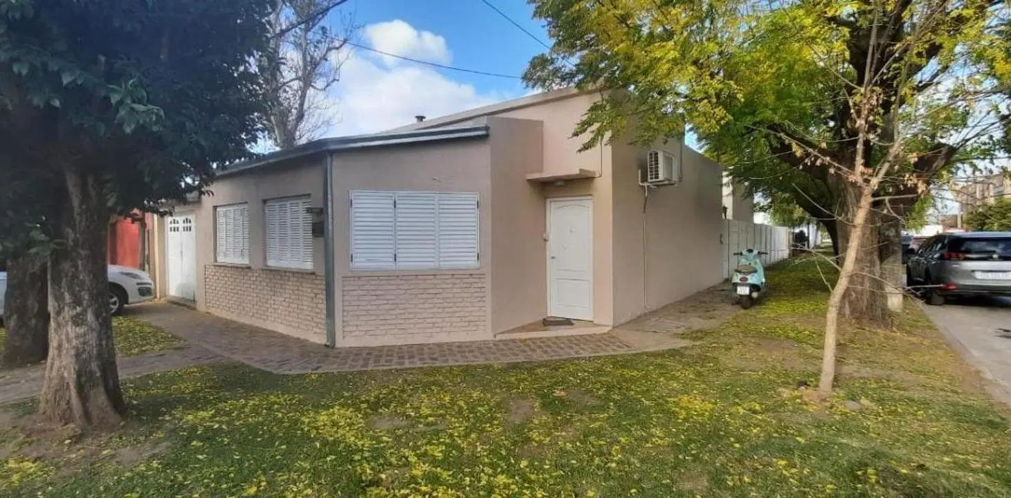 Casa en venta -3 dormitorios 3 baños - patio parrilla - 325 mts2 - Chivilcoy 2