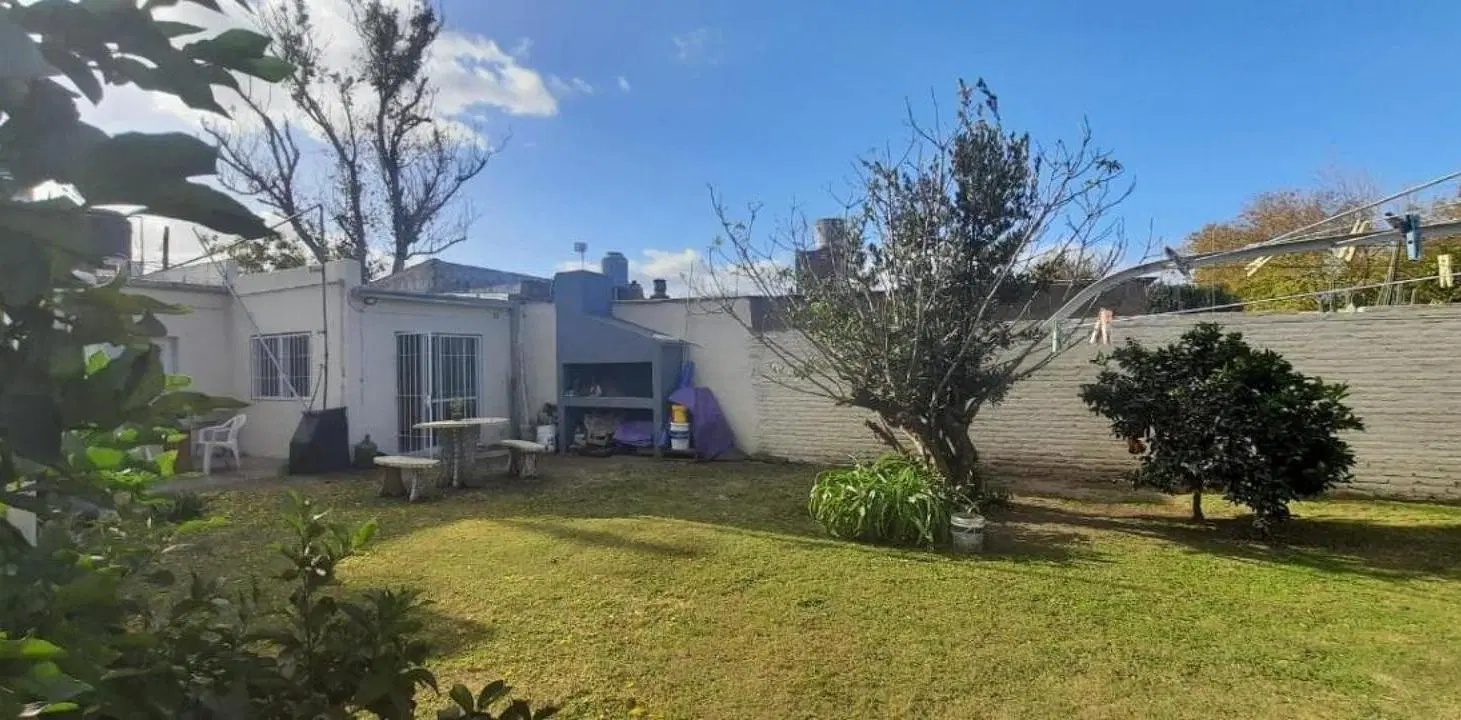 Casa en venta -3 dormitorios 3 baños - patio parrilla - 325 mts2 - Chivilcoy 3