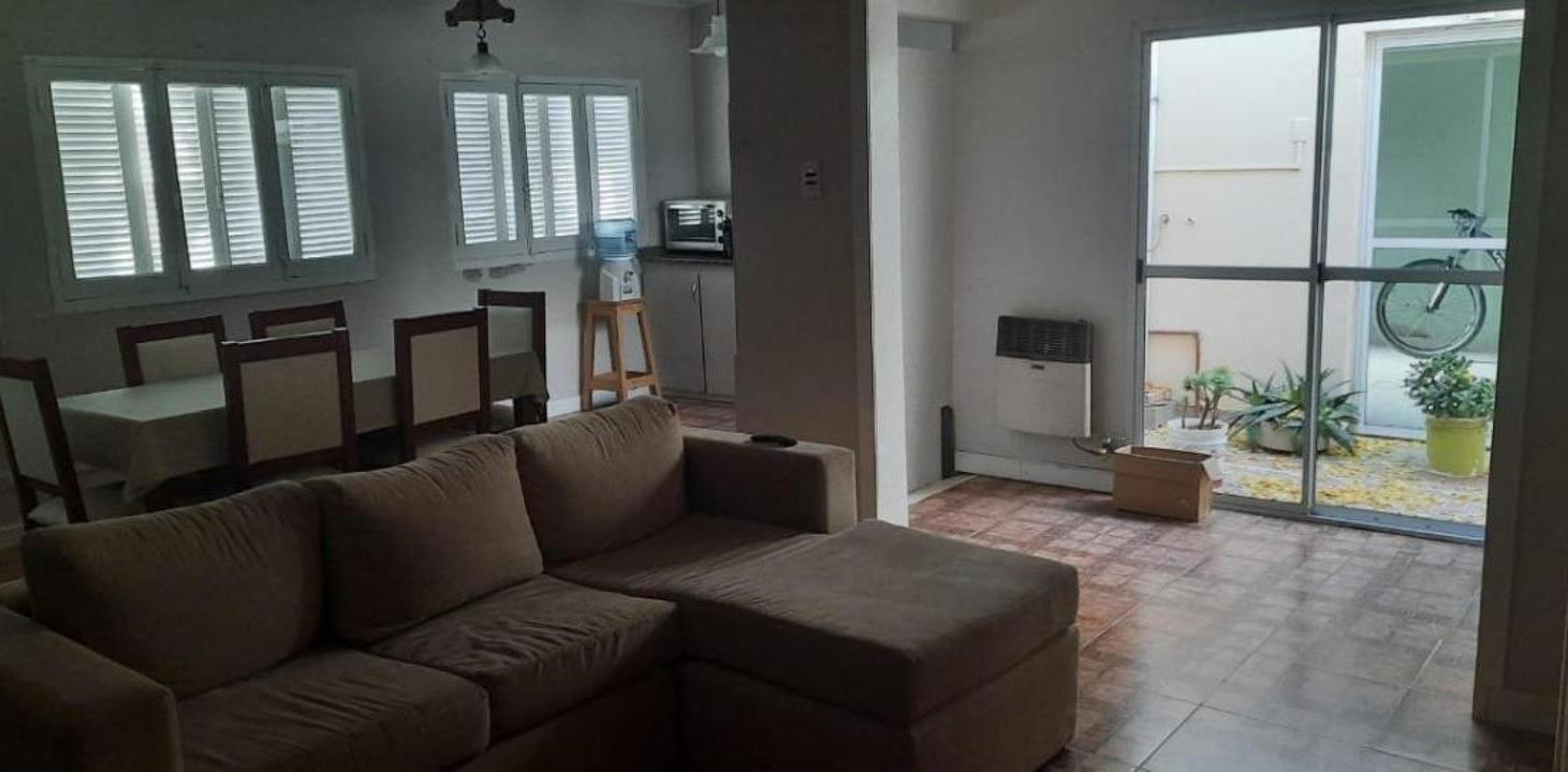 Foto de Casa en venta -3 dormitorios 3 baños - patio parrilla - 325 mts2 - Chivilcoy, imagen 4