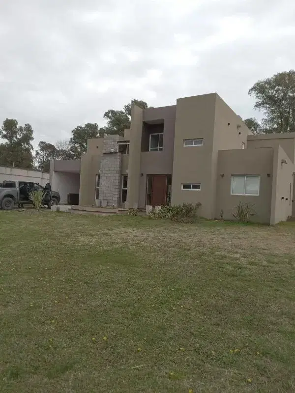Casa en venta - 3 Dormitorios 3 Baños - Cochera - 2.940Mts2 - Marcos Paz 4