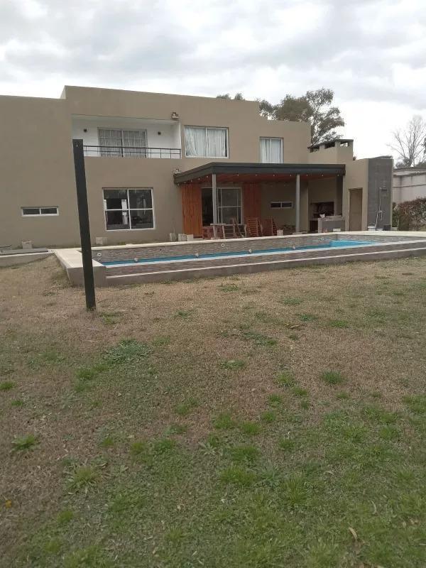 Casa en venta - 3 Dormitorios 3 Baños - Cochera - 2.940Mts2 - Marcos Paz