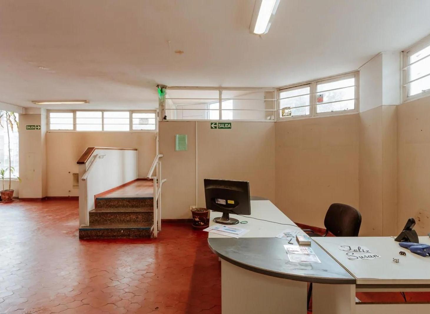 Local Comercial en venta - 15 Ambientes 6 Baños - Parque Patricios