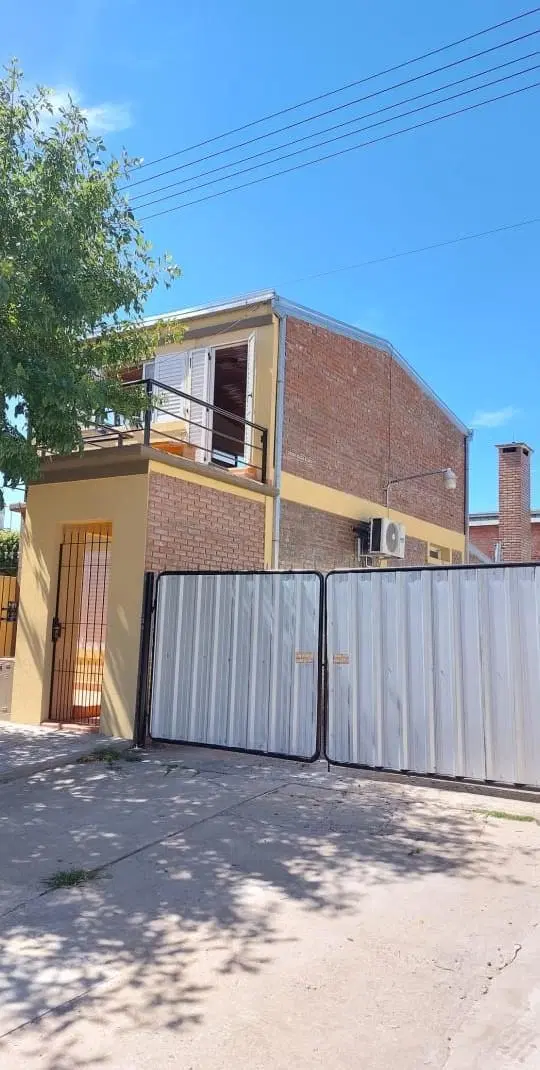 Casa en venta - 2 Dormitorios 2 Baños - Cochera - 330Mts2 - Chivilcoy 2