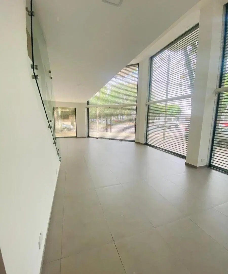 Local Comercial en alquiler - 90mts2 - La Plata 3