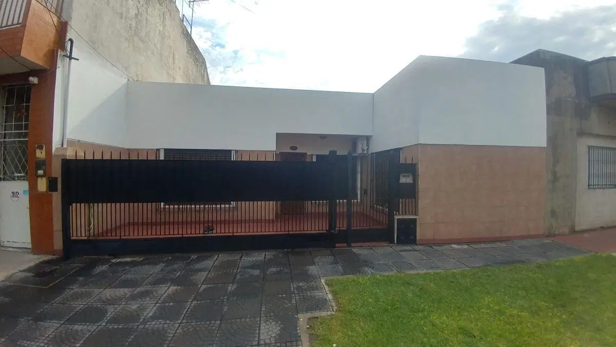 Casa en venta - 4 Dormitorios 2 Baños - Cochera - 230Mts2 - Lomas de Zamora 1
