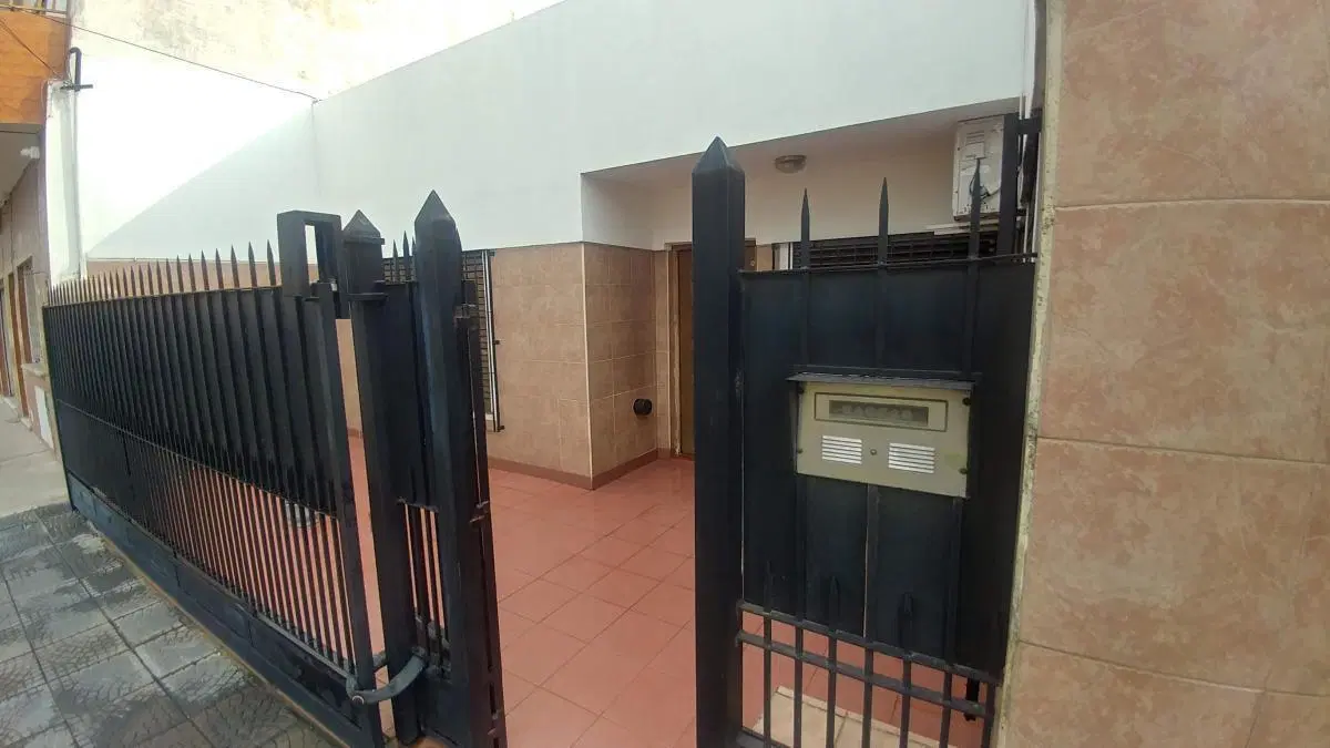 Casa en venta - 4 Dormitorios 2 Baños - Cochera - 230Mts2 - Lomas de Zamora 2
