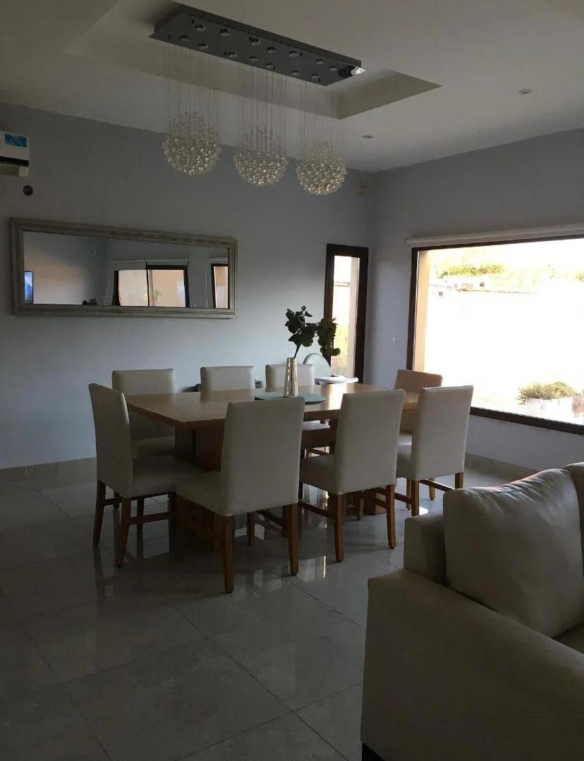Foto de Casa en venta - 3 Dormitorios 3 Baños - Cocheras - 833Mts2 - Alsina, imagen 2