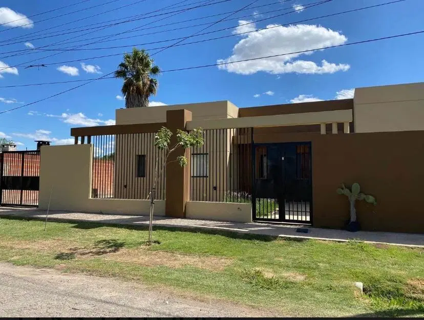 Casa en venta - 3 Dormitorios 3 Baños - Cocheras - 833Mts2 - Alsina 5