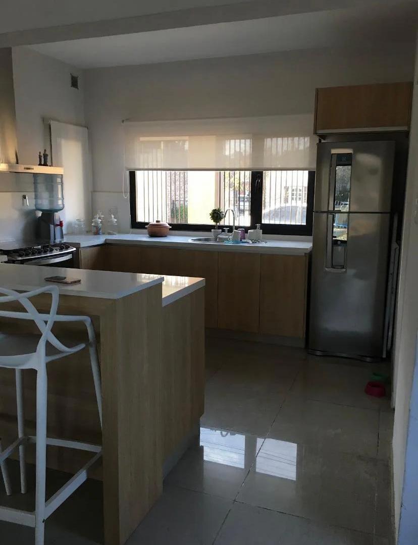 Foto de Casa en venta - 3 Dormitorios 3 Baños - Cocheras - 833Mts2 - Alsina, imagen 4