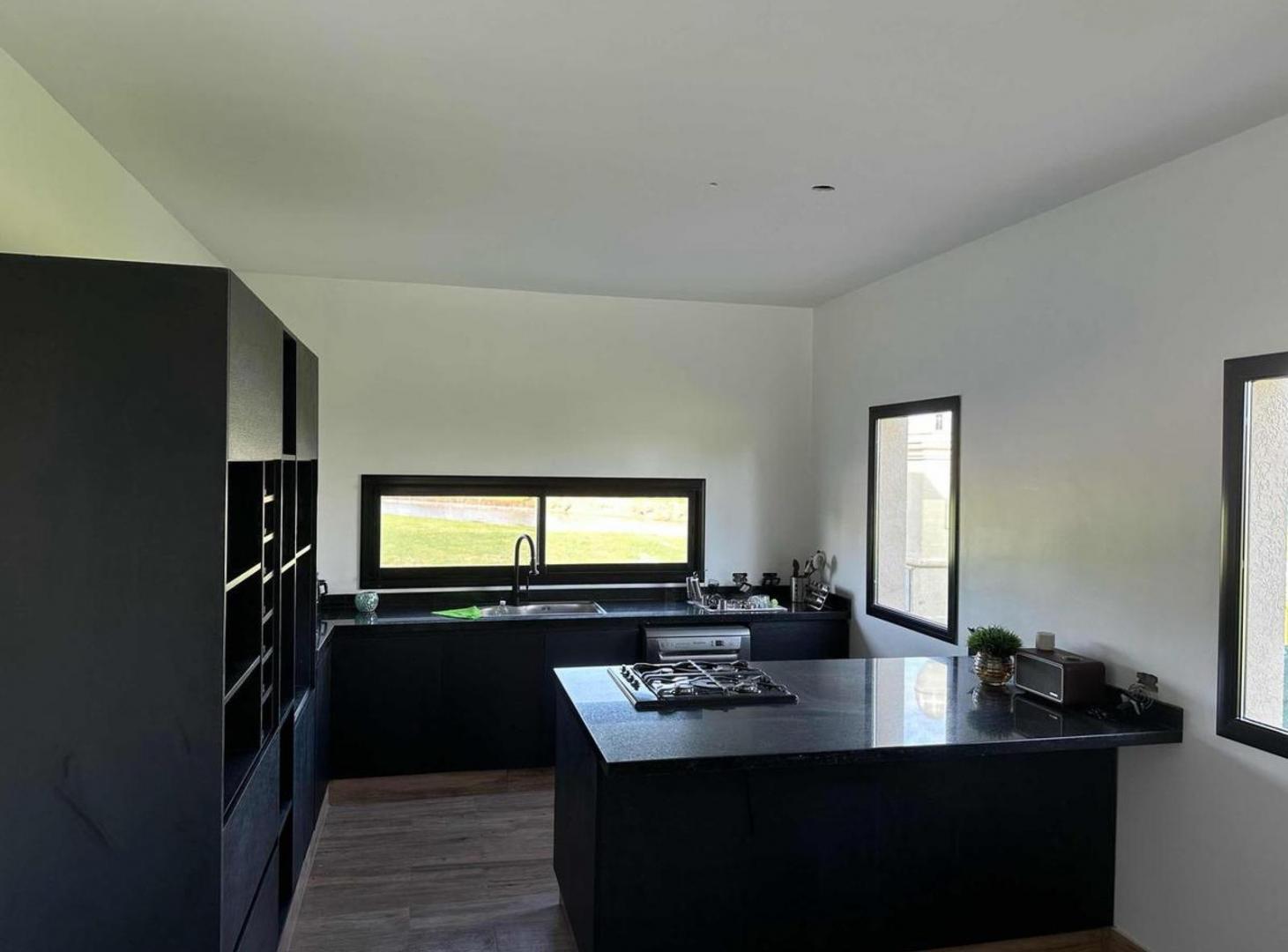 Foto de Casa en venta - 4 Dormitorios 4 Baños - Cochera - 800Mts2 - Lagos de, imagen 1