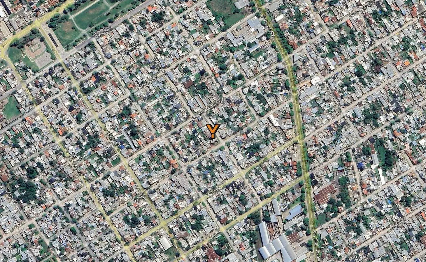 Casa en venta - 3 Dormitorios 1 Baño - Cochera - 330mts2 - Zárate 2