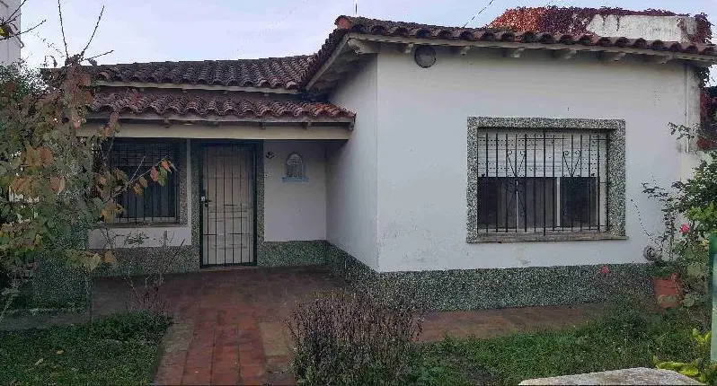 Casa en venta - 2 dormitorios 1 baño -  275mts2 - Tolosa, La Plata 2
