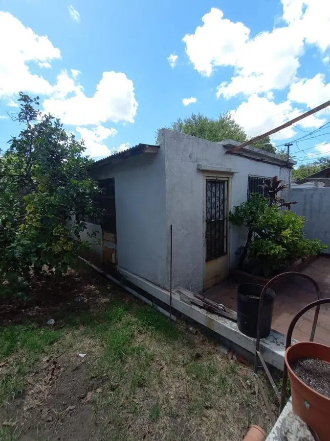 Casa en venta - 2 dormitorios 1 baño -  275mts2 - Tolosa, La Plata 4