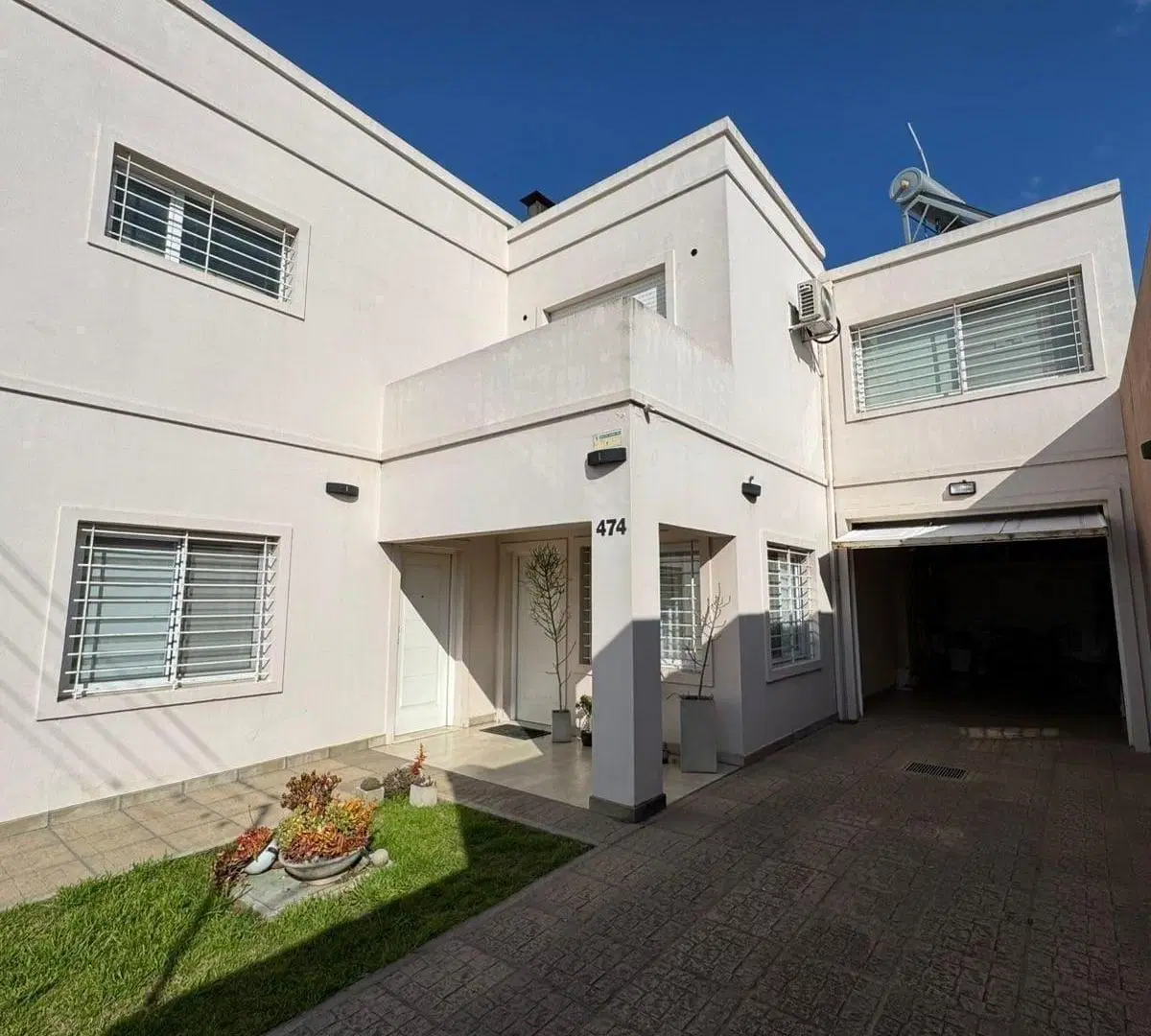 Casa en venta - 4 Dormitorios 2 Baños - Chivilcoy 3