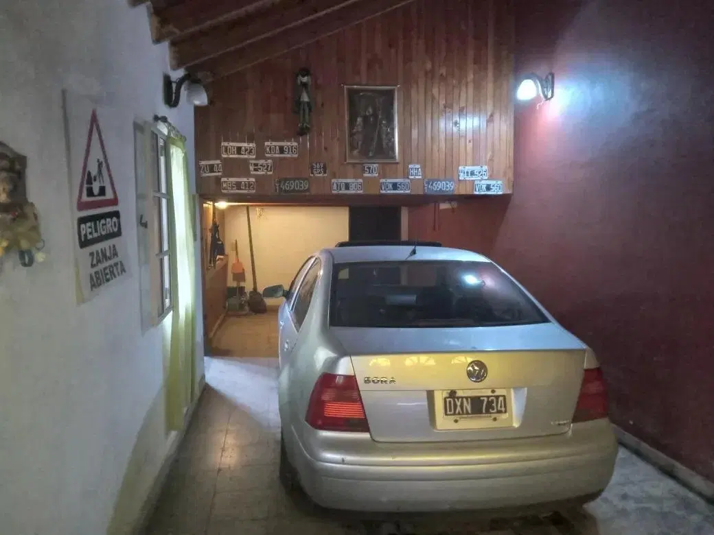 Casa en venta - 3 Dormitorios 2 Baños - 300mts2 - Almirante Brown 8
