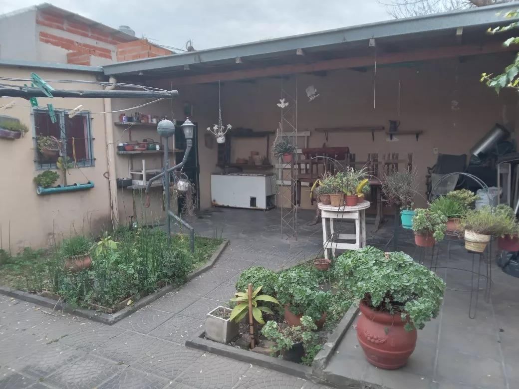 Casa en venta - 3 Dormitorios 2 Baños - 300mts2 - Almirante Brown