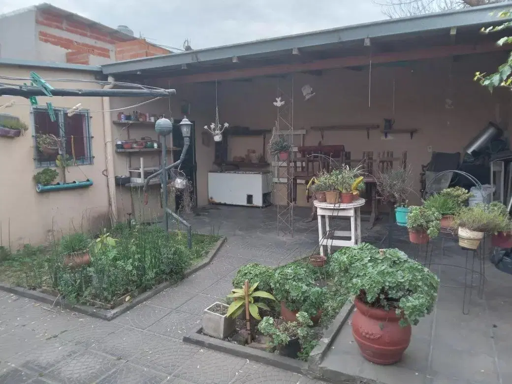 Casa en venta - 3 Dormitorios 2 Baños - 300mts2 - Almirante Brown 1