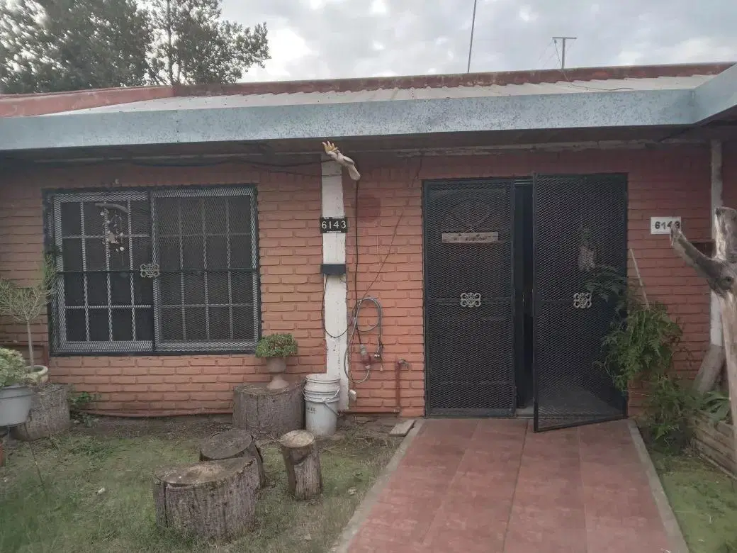 Casa en venta - 3 Dormitorios 2 Baños - 300mts2 - Almirante Brown 2