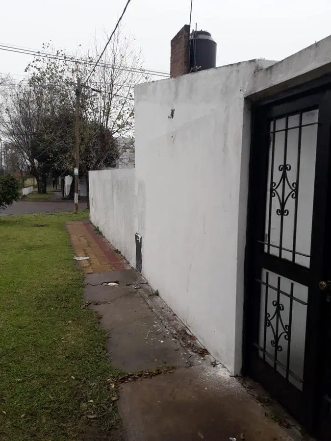 Casa en venta - 2 dormitorios 1 baño - Cochera - 90mts2 - Los Hornos, La Plata 3
