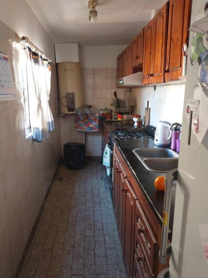 Foto de Casa en venta - 2 dormitorios 1 baño - patio - 370 mts2 - Burzaco, imagen 3