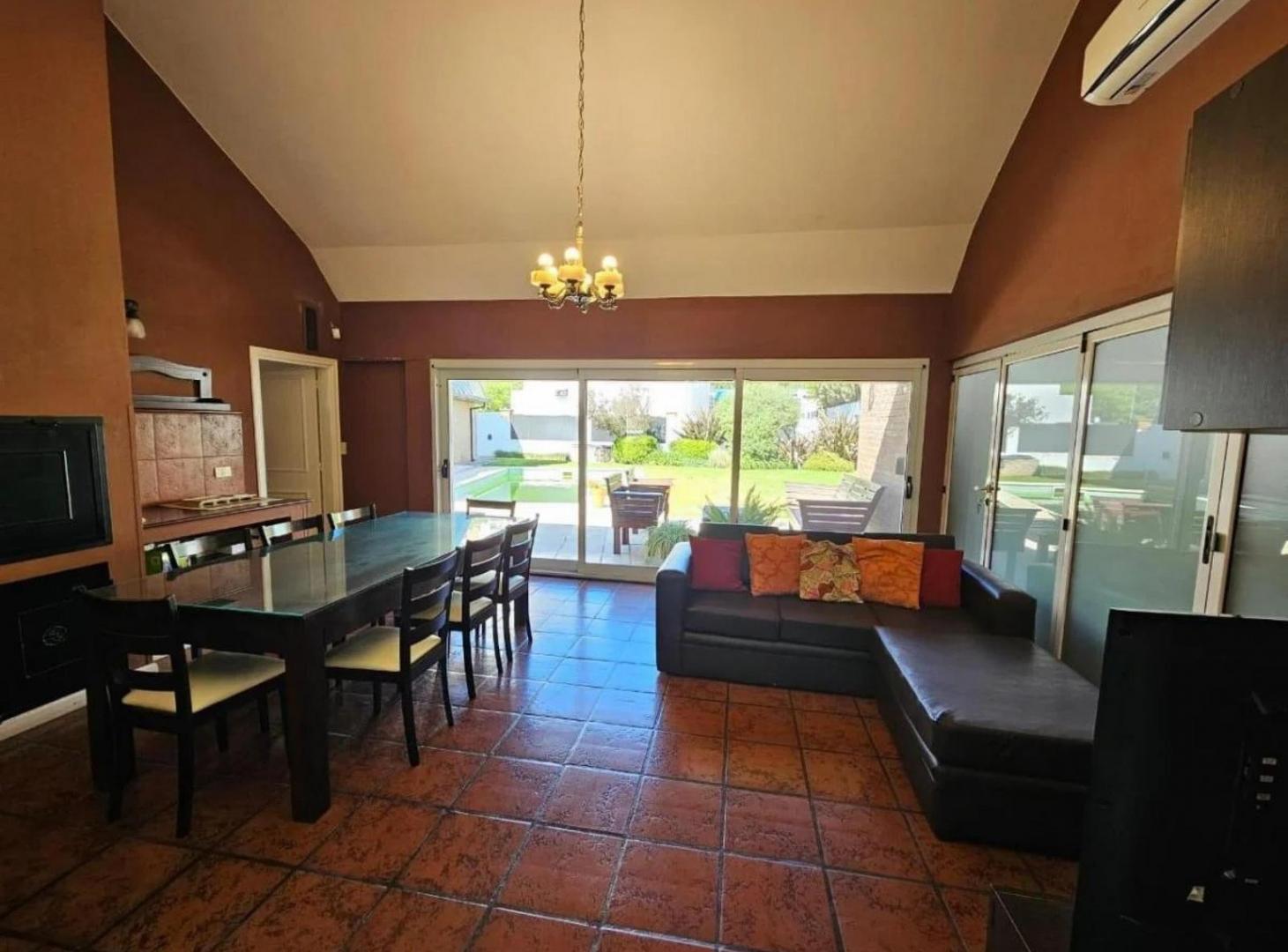 Casa en venta - 3 Dormitorios 4 Baños - Cochera - 400Mts2 - Río Cuarto