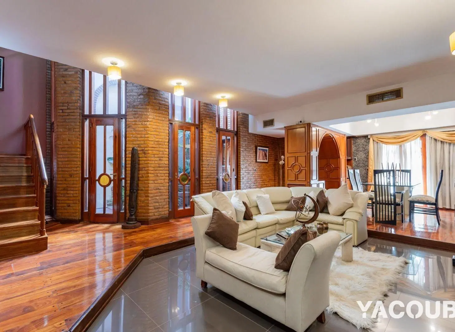 Casa en venta - 4 Dormitorios 4 Baños - Cochera - 751Mts2 - La Plata 2