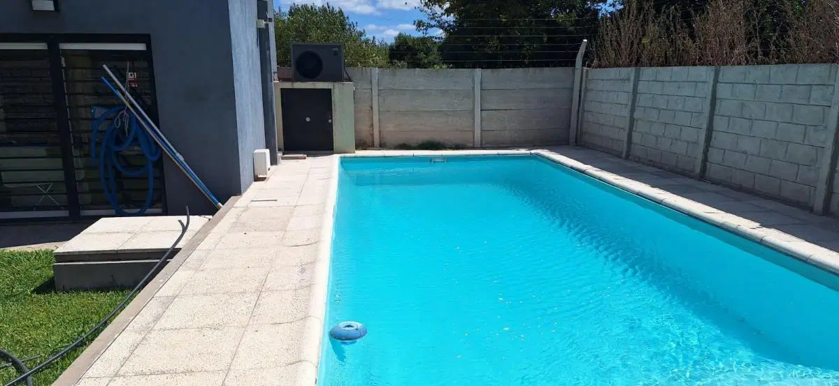 Casa en Venta - 2 Dormitorios 2 Baños - 300mts - Berazategui 3