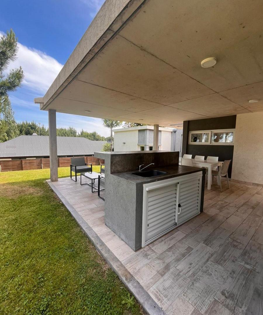 Foto de Casa en venta - 3 Dormitorios 3 Baños - 1.035Mts2 - Pinamar, imagen 2