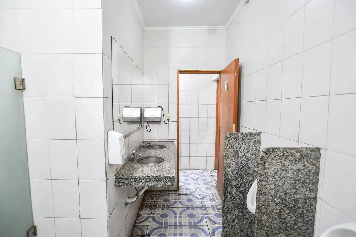 Local en venta - Canchas de fútbol - Salón - Baños - Cocina - 2.017mts2 - La Plata 8