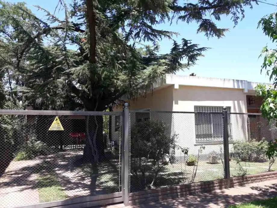 Casa en venta - 3 Dormitorios 1 Baño - Cochera - 405Mts2 - Burzaco 8
