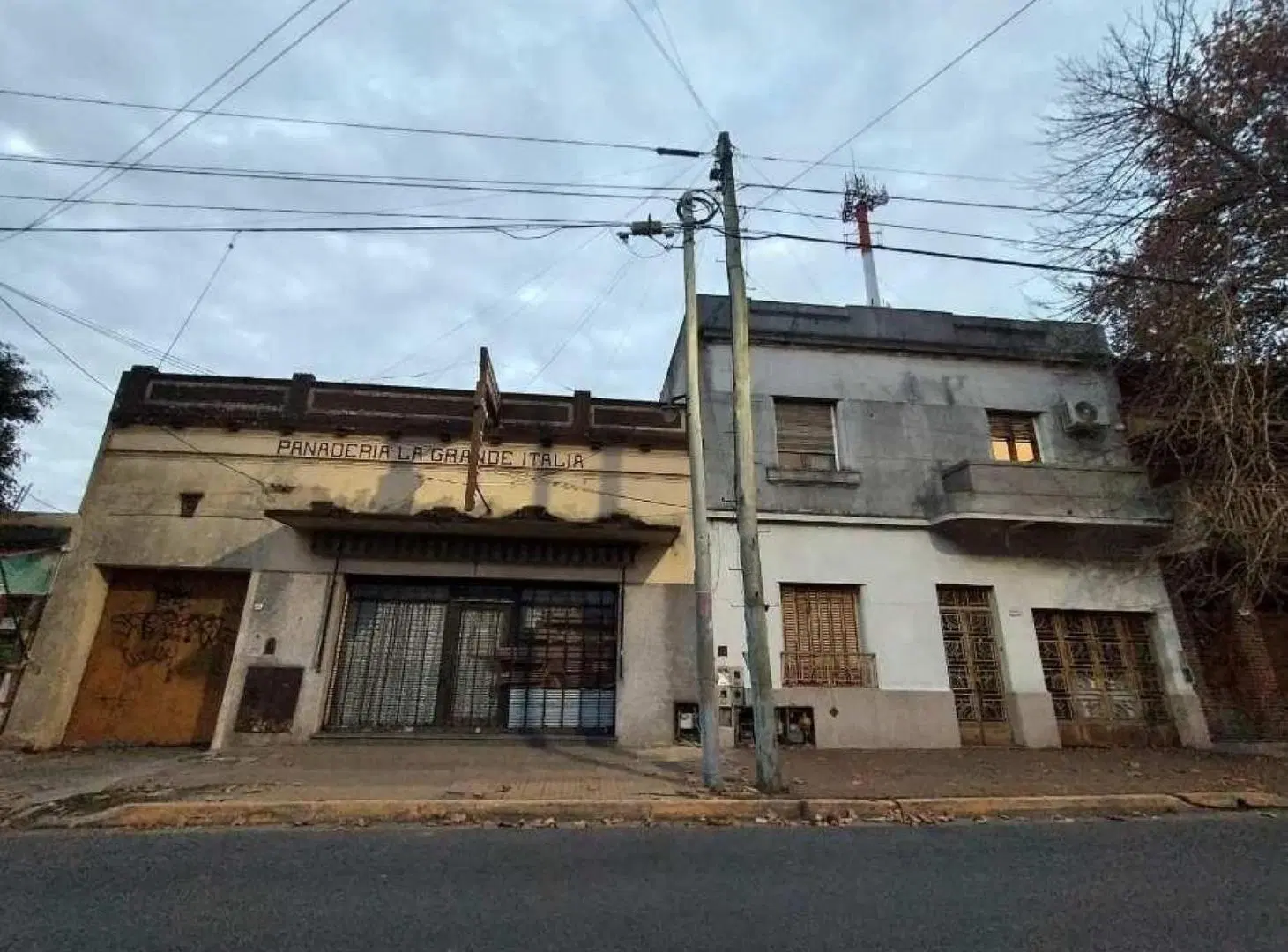 Casa en venta - 7 Dormitorios 3 Baños - Cochera - 322Mts2 - Bernal 3