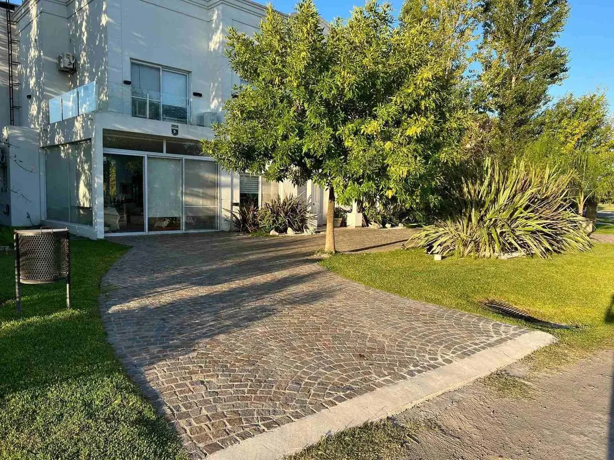 Casa Venta 3 dormitorios 3 baños - Barrio Santo Domingo, Presidente Peron 5