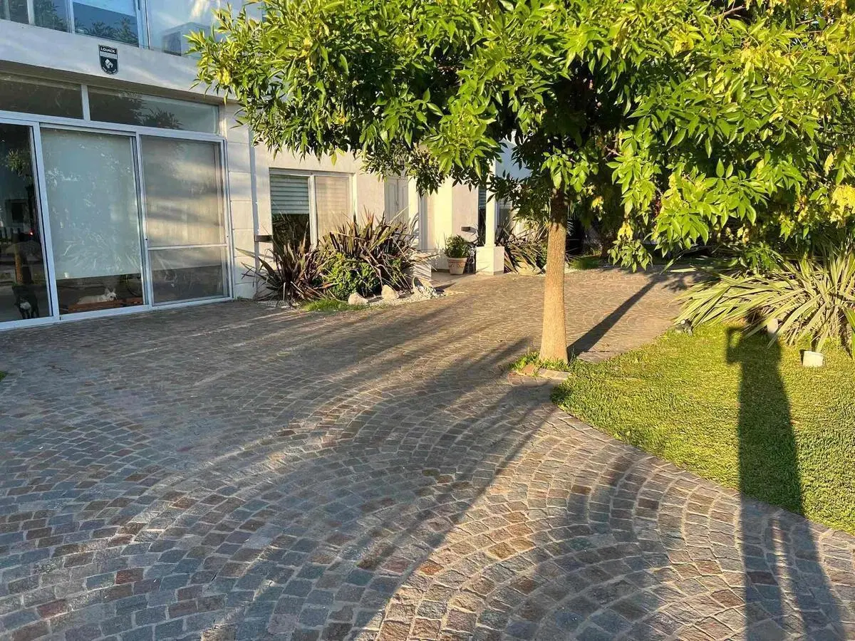 Casa Venta 3 dormitorios 3 baños - Barrio Santo Domingo, Presidente Peron 2