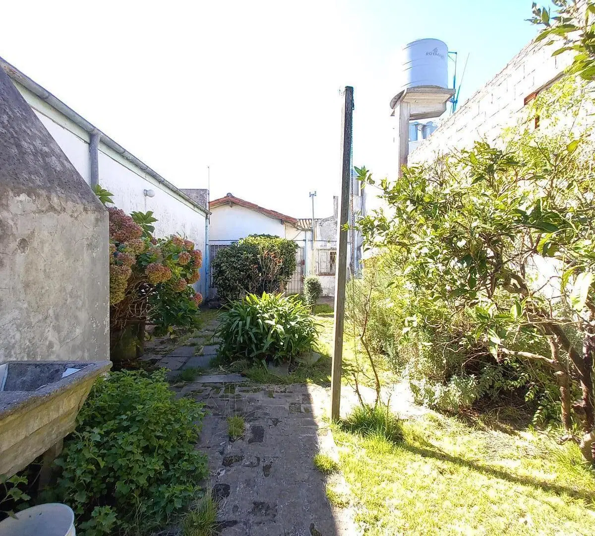 Casa en venta - 2 Dormitorios 1 Baño - Cochera - 450Mts2 - Mar del Plata 2