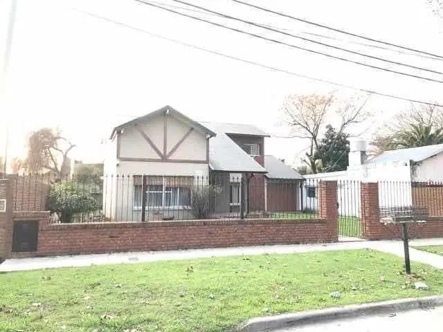 Casa en venta - 5 Dormitorios 3 Baños - Cochera - 623Mts2 - Ituzaingó 4