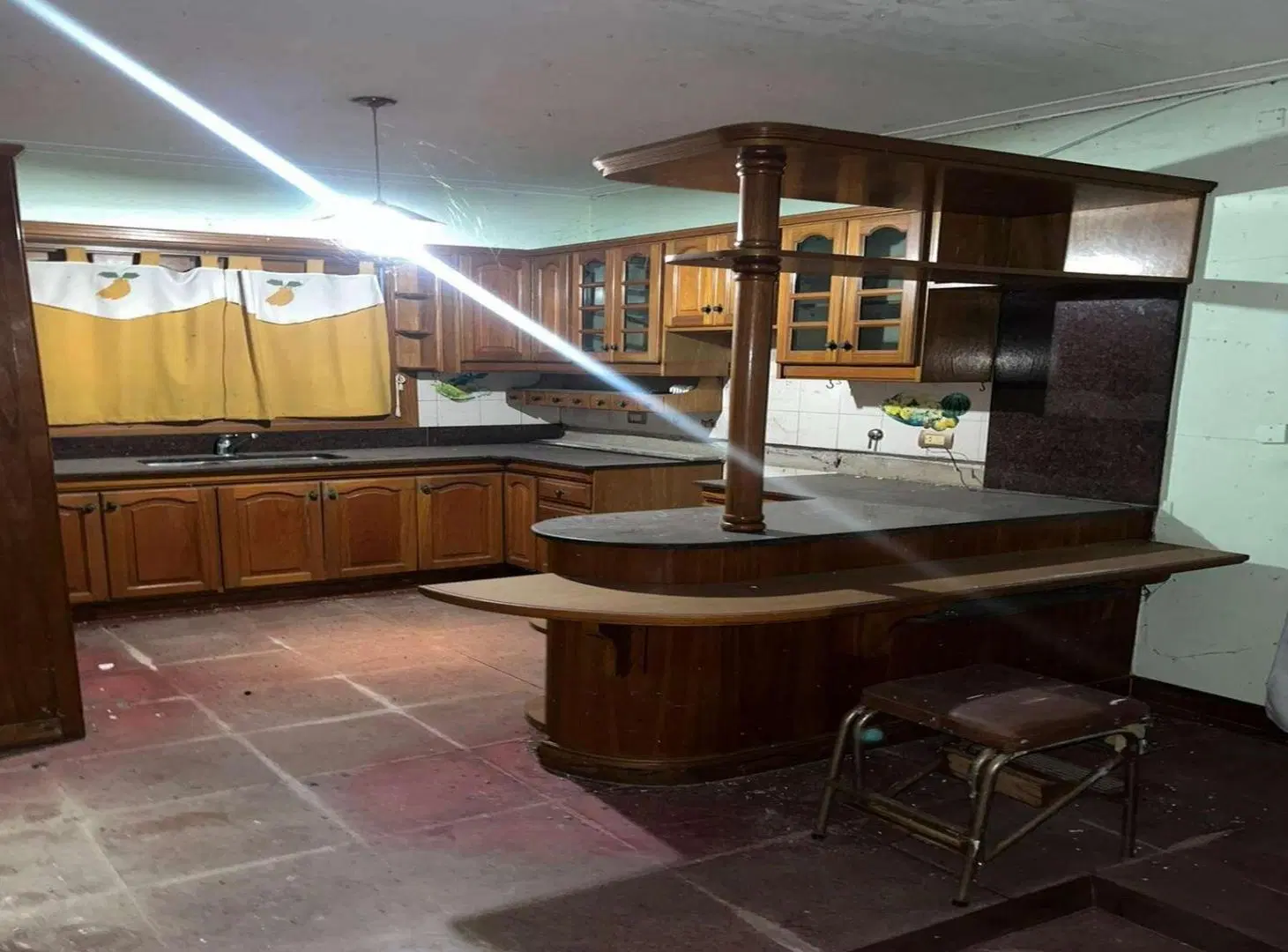 Casa en venta - 5 Dormitorios 3 Baños - City Bell 1