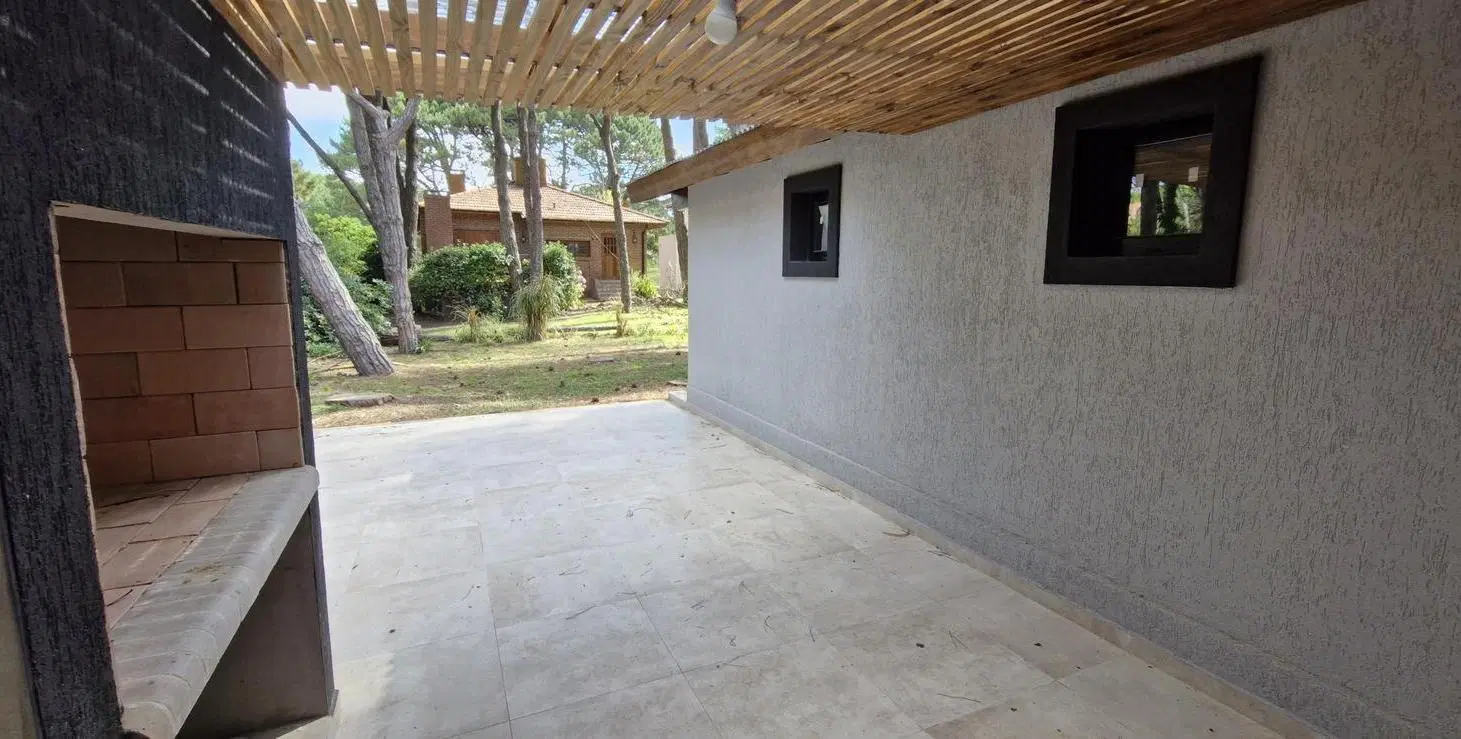 Casa en venta - 3 Dormitorios 2 Baños - 119Mts2 - Pinamar 2