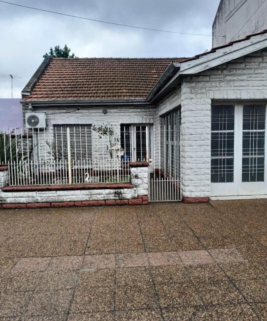 Casa en venta - 3 Dormitorios 2 Baños - Cochera - 170Mts2 - Remedios de Escalada, Lanús