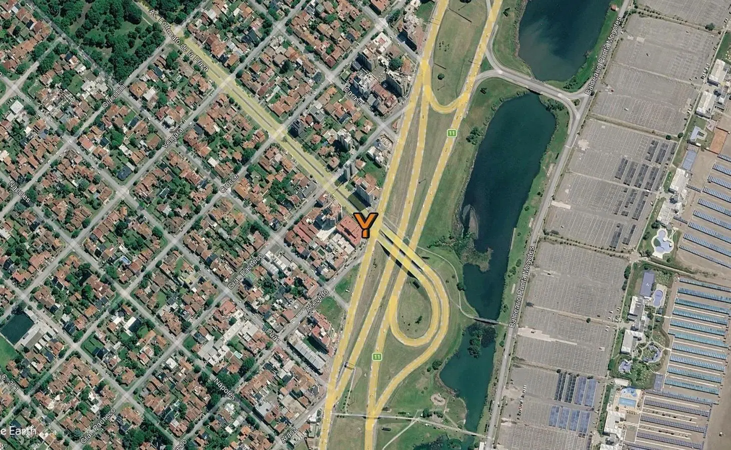 Casa en venta - 4 Dormitorios 2 Baños - Cochera - 371Mts2 - Punta Mogotes 8
