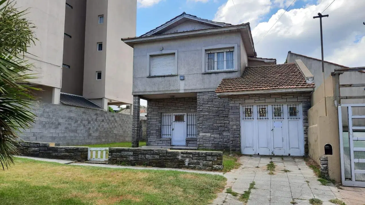 Casa en venta - 4 Dormitorios 2 Baños - Cochera - 371Mts2 - Punta Mogotes 3